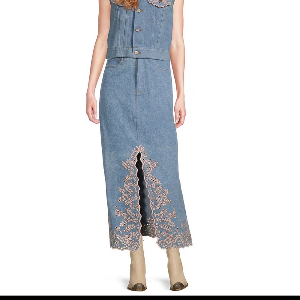 NWT!! Super Cute Embroidered Jean Skirt 27